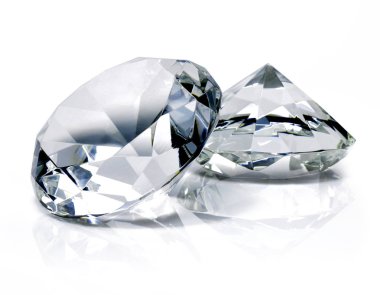 Güzel parlak elmas, beyaz arka plan üzerinde izole. Ateş açık veya saydam elmas, yakın çekim.