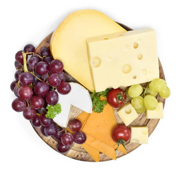 Lezzetli peynir tabağı ile çeşitli tür-in beğenmek Emmentaler, gouda ve brie peyniri. Gurme peynir beyaz arka plan üzerinde izole bir ahşap kesme tahtası üzerinde.