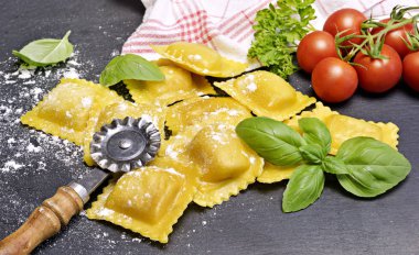 Mantı makarna, ev yapımı makarna ve makarna silindir taş bir arka plan üzerinde. İtalyan mutfağı, makarna pişirme.