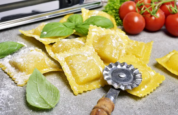 Mantı makarna, ev yapımı makarna ve makarna silindir taş bir arka plan üzerinde. İtalyan mutfağı, makarna pişirme.