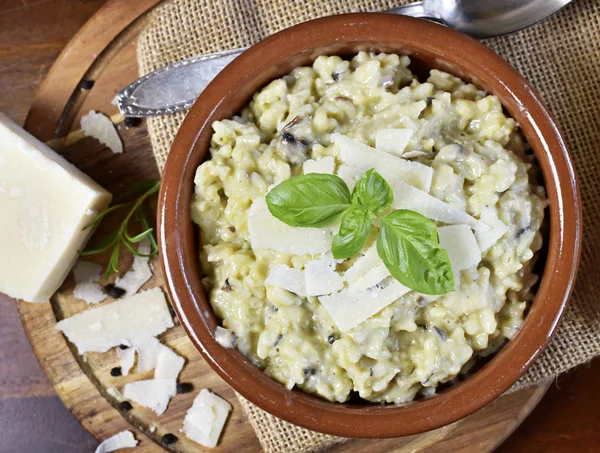 Delicioso Plato Risotto Bol Marrón Con Champiñones Queso Parmesano Risotto —  Fotos de Stock