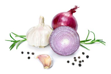 Güzel taze kırmızı soğan, baharat ve otlar. Grup nesneleri veya pişirme malzemeleri, beyaz arka plan üzerinde izole. Atış, Closeup üstten görünüm.