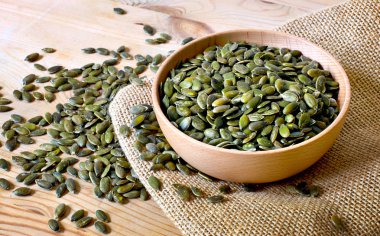 Ahşap kase, üstten görünüm veya portre vurdu kabak çekirdeği ile sahne yeme sağlıklı.