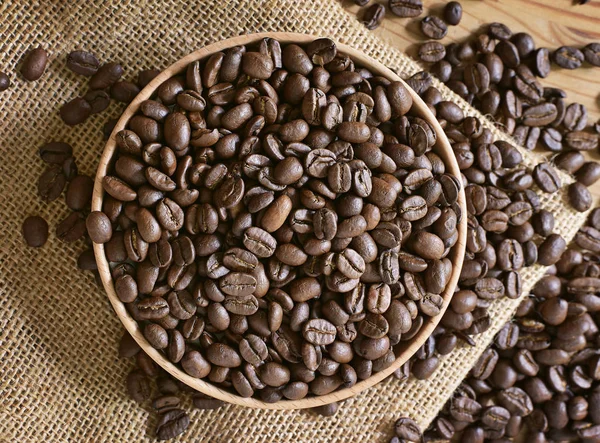 木製のボウルにコーヒー豆の焙煎 コーヒー豆 上面のクローズ アップ ショット — ストック写真