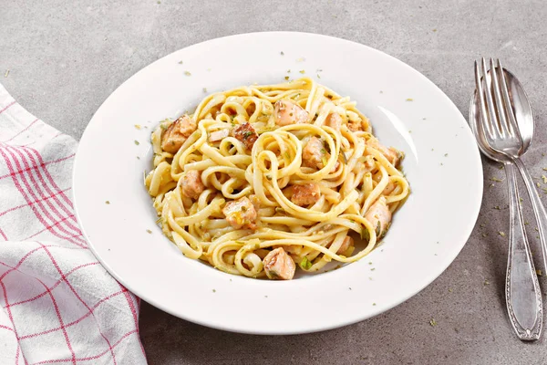おいしいサーモン パスタ リングイネやタリアテッレ皿麺 サーモンのグリル ハーブと新鮮なスパゲティのハイアングル — ストック写真