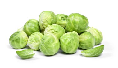 Beyaz arka plan üzerinde izole lezzetli brussel lahanası.