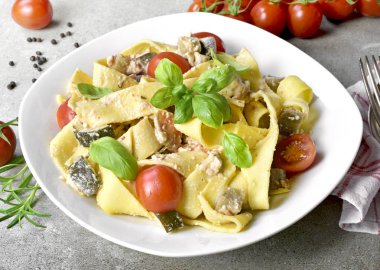 Ricotta sos ve taze otlar ile lezzetli makarna yemek. Tagliatelle erişte beyaz tabakta, İtalyan mutfağı. Üstten görünüm veya yüksek açısı shot.