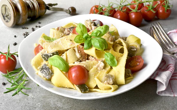 Delicioso Plato Pasta Con Salsa Ricotta Hierbas Frescas Fideos Tagliatelle —  Fotos de Stock