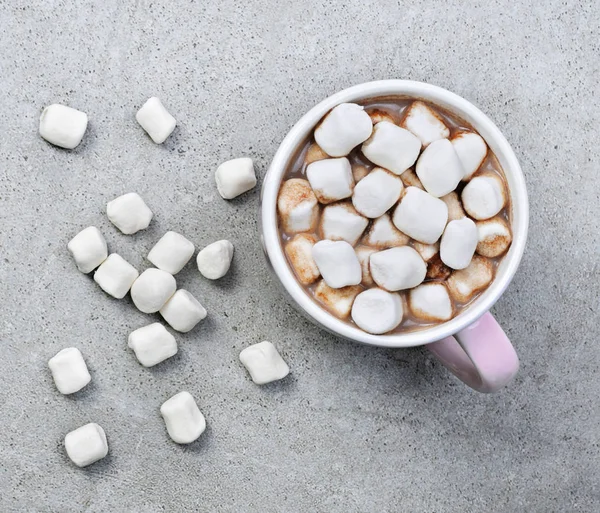 カップやマグカップにホット チョコレートやココア飲む コンクリート石背景にマシュマロとココアのトップ ビュー — ストック写真