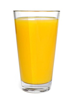 Taze portakal suyu içme cam, üstten görünüm. Sağlıklı meyve suyu, beyaz arka plan üzerinde göl kenarında.