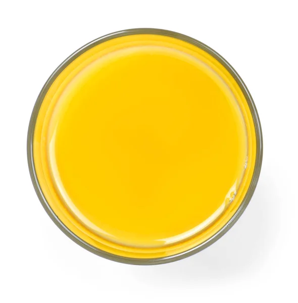 Taze portakal suyu içme cam, üstten görünüm. Sağlıklı meyve suyu, beyaz arka plan üzerinde göl kenarında.