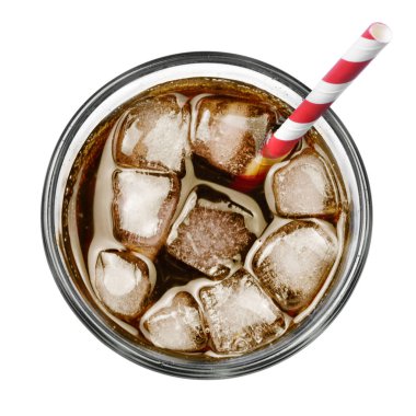 Cam, üstten görünüm veya yüksek açısı buz ve içme saman, Coca Cola shot taze kola izole beyaz arka plan üzerinde.