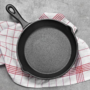 Dökme demir tava kopya alanı bir grunge beton zemin üzerine. Boş demir tava, üstten görünüm veya yüksek açısı shot.