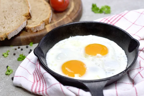 Smaczne Jajka Smażone Patelni Żeliwnych Widok Góry Jaj Chleb Śniadanie — Zdjęcie stockowe