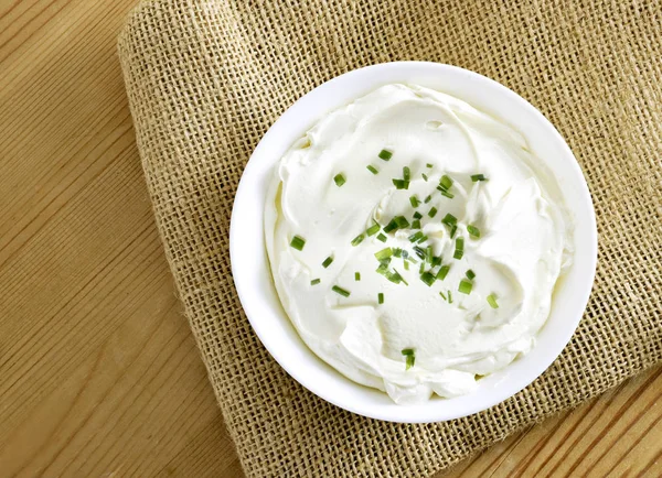 Krim Keju Quark Atau Yogurt Dalam Mangkuk Putih Produk Susu — Stok Foto