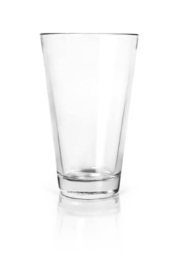 Beyaz arka plan üzerinde izole boş içme cam. Cam bardak veya çanak ware kopya alanı ile.