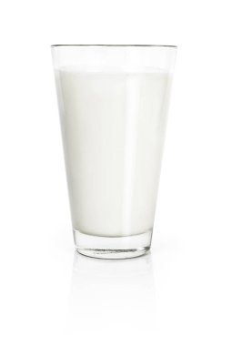 Bardak taze süt, beyaz arka plan üzerinde izole. Saf süt, soya sütü veya inek sütü, nesneyi kesmek.