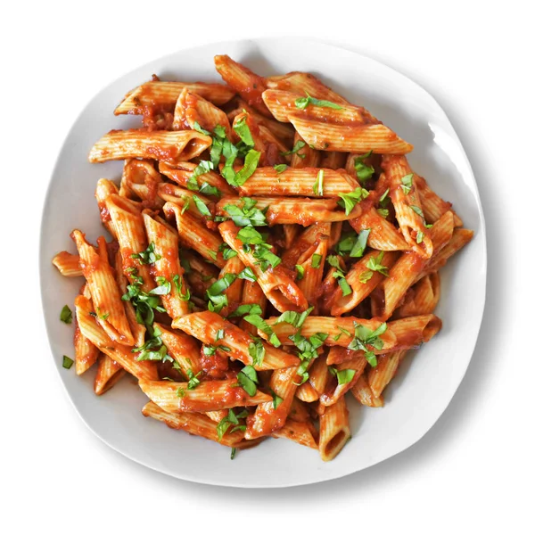 Beyaz arka plan üzerinde taze fesleğen ile lezzetli makarna yemek. Üstten Görünüm sahne, sağlıklı beslenme veya sağlıklı bir yaşam tarzı. İzole penne arrabiata, napoli veya makarna.