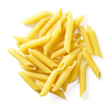 Makarna veya penne makarna lezzetli, beyaz arka plan üzerinde izole. Üstten Görünüm sahne, sağlıklı beslenme veya sağlıklı bir yaşam tarzı. Penne makarna veya makarna, İtalyan mutfağı.