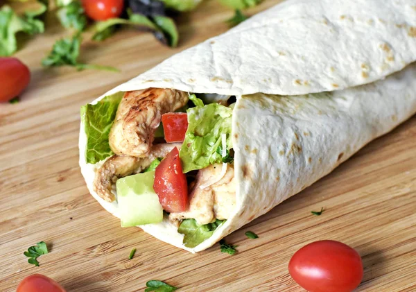 Delicioso Embrulho Frango Fresco Tiro Close Tortilla Saborosa Com Salada — Fotografia de Stock