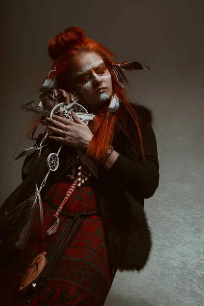 Vörös Hajú Lány Képen Egy Sámán — Stock Fotó