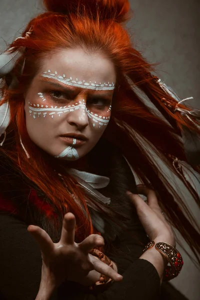 Rödhårig Flicka Bilden Shaman — Stockfoto