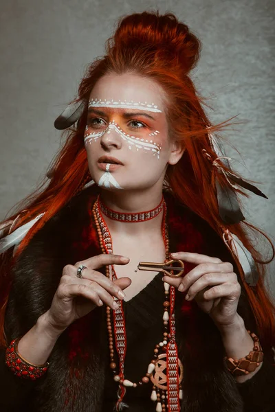 Vörös Hajú Lány Képen Egy Sámán — Stock Fotó