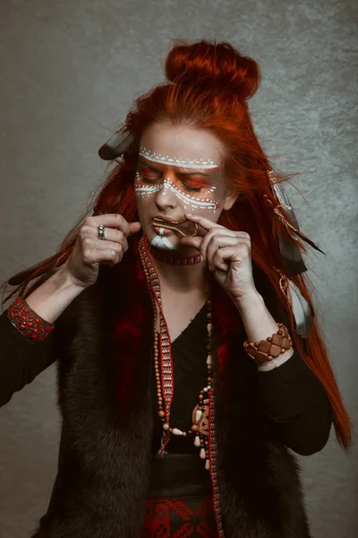 Bir Şaman Görüntüsünde Kızıl Saçlı Kız — Stok fotoğraf