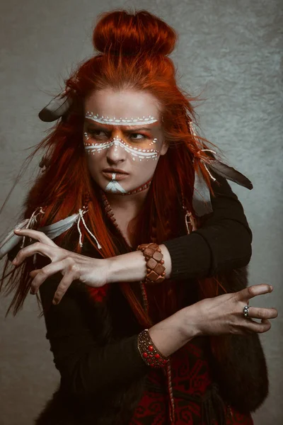 Rödhårig Flicka Bilden Shaman — Stockfoto