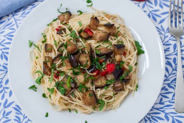 vegan insanlar için taze sebze spagetti