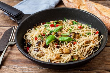 vegan insanlar için taze sebze spagetti