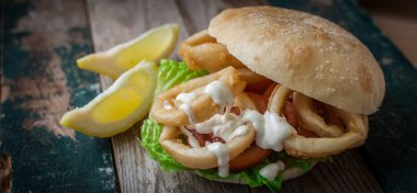topuz domates salatası ile derin kızarmış kalamar halkaları