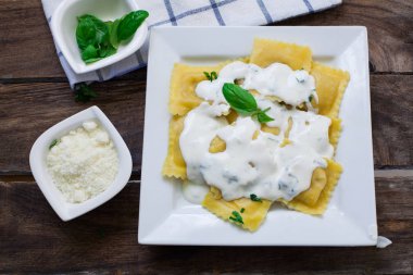 Ricotta peyniri ve ıspanak ile dolu İtalyan makarna tortelloni
