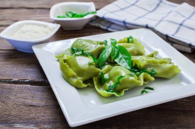 Ricotta peyniri ve ıspanak ile dolu İtalyan makarna tortelloni