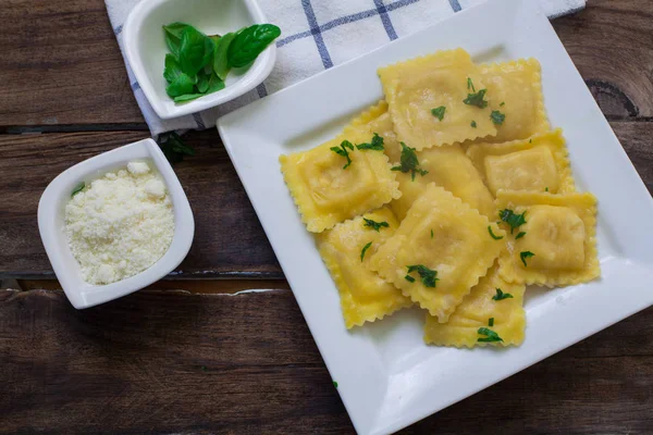 Italiensk Pasta Tortelloni Fyllda Med Ricottaost Och Spenat — Stockfoto