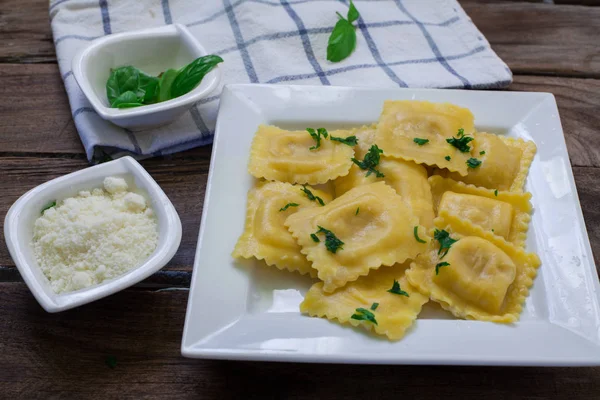 치즈와 시금치 이탈리아 파스타 Tortelloni — 스톡 사진