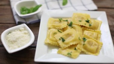 soslu İtalyan tortellini hazırlanıyor