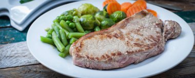 Angus sığır eti biftek yemeği servis sebze ile