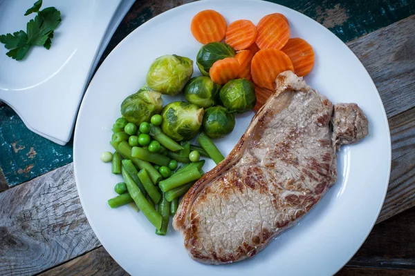 Angus Beef Steak Mit Gemüse Auf Teller Serviert — Stockfoto
