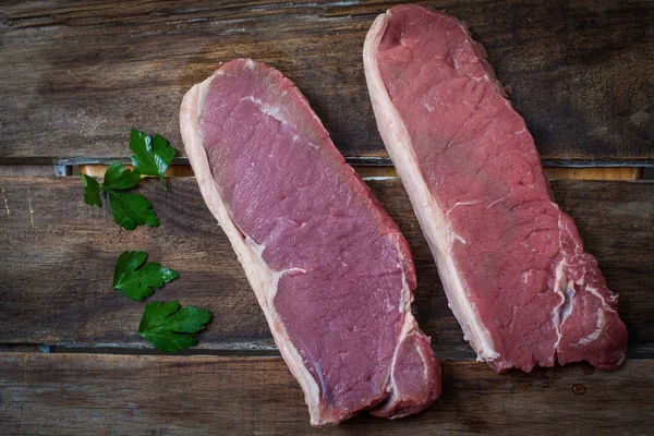 Zwei Angus Rindfleisch Steaks Auf Holztisch — Stockfoto