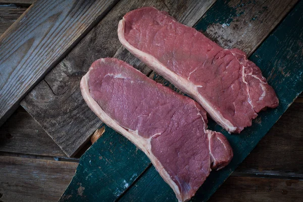 Zwei Angus Rindfleisch Steaks Auf Holztisch — Stockfoto