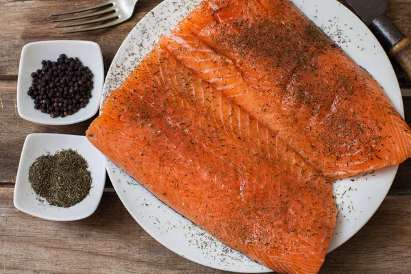 Dos Filetes Salmón Crudo Con Hierbas Finas Sal — Foto de Stock