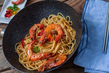 Tay tarzı noodle ile karides ve chili 