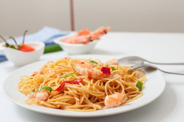 Tay tarzı noodle ile karides ve acılı bir yemek üzerinde