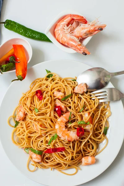 Thai Nudeln Mit Garnelen Und Chili Auf Einem Teller — Stockfoto