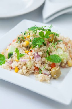 Quinoa ve pirinç salatası sebze ve otlar