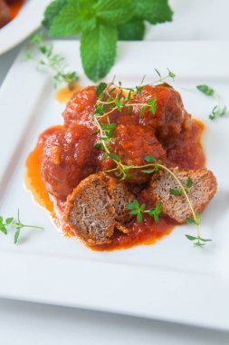Seitan veya tofu et tabakta domates soslu
