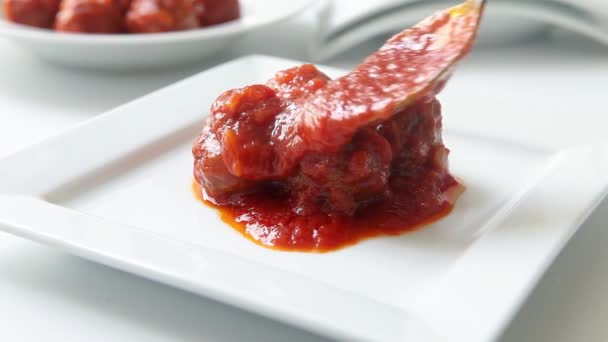 Carne Seitan Tofu Con Salsa Pomodoro Sul Piatto — Video Stock