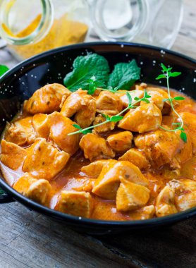Hint tavuk tikka masala köri otlar ile