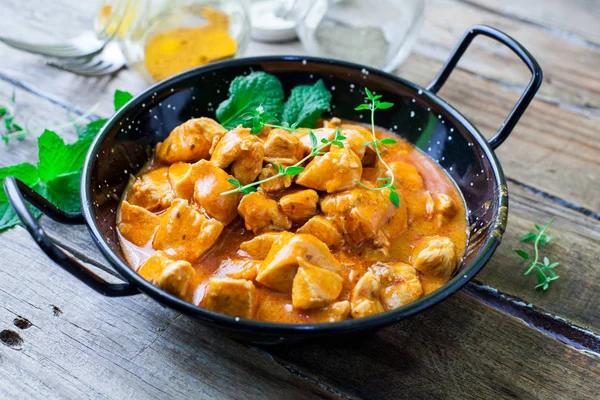 Indyjski Kurczak Tikka Masala Curry Ziołami — Zdjęcie stockowe